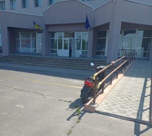 Центральний вхід до КНП ОМР Охтирська ЦРЛ