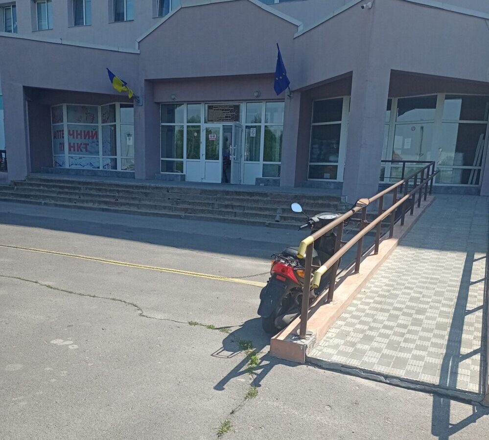 Центральний вхід до КНП ОМР Охтирська ЦРЛ